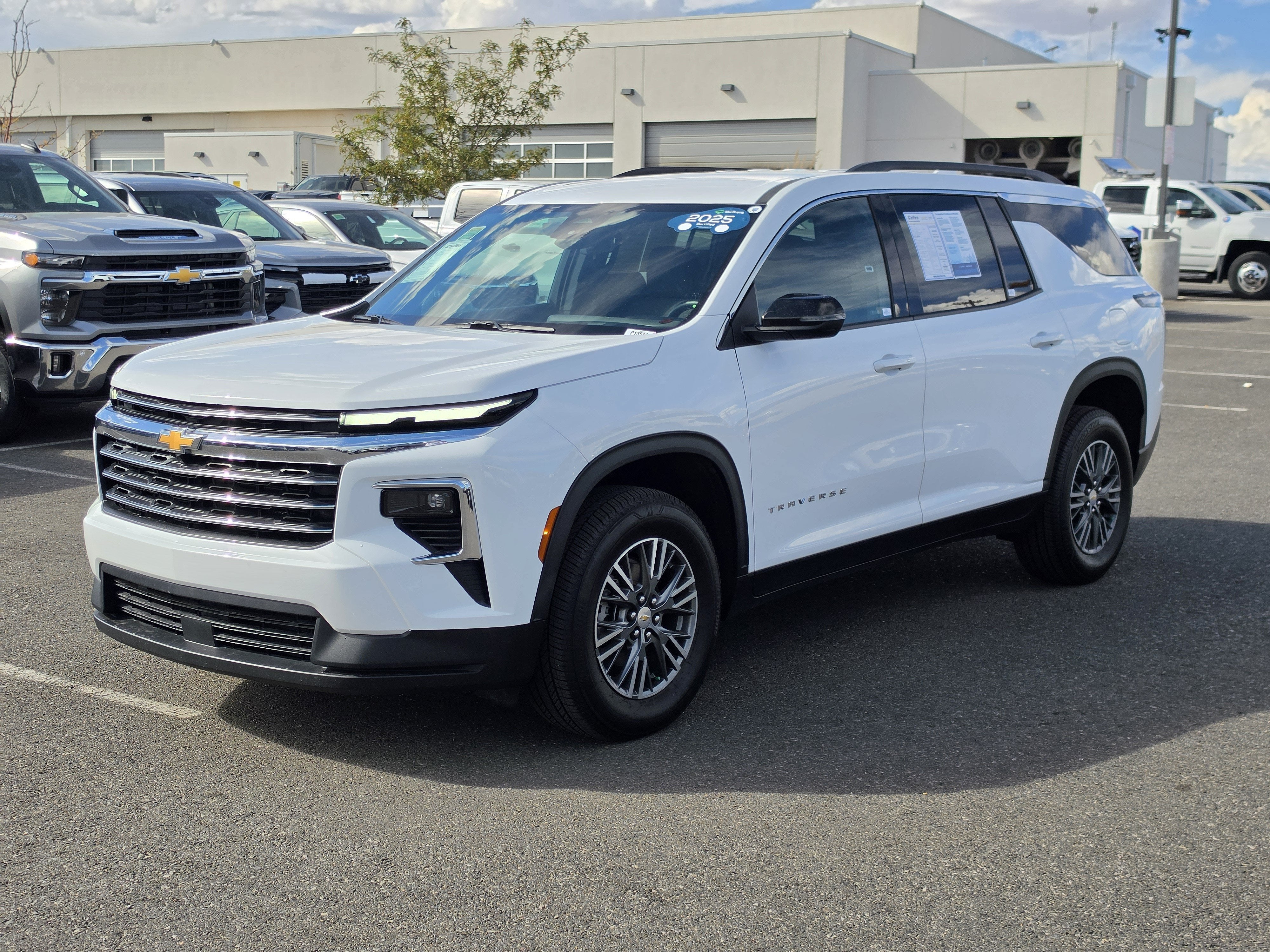 2025 Chevrolet Traverse LT